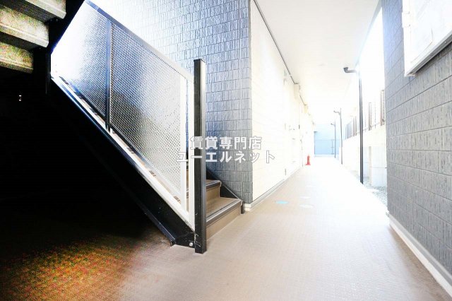 エントランス　毎日通る場所だからこそ、洗練された空間に