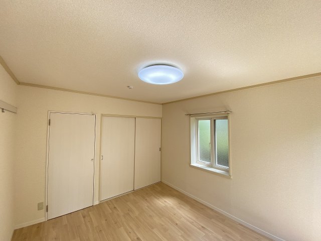 その他部屋・スペース　クローゼットが2ヵ所ある南向き洋室6.4帖のお部屋です！