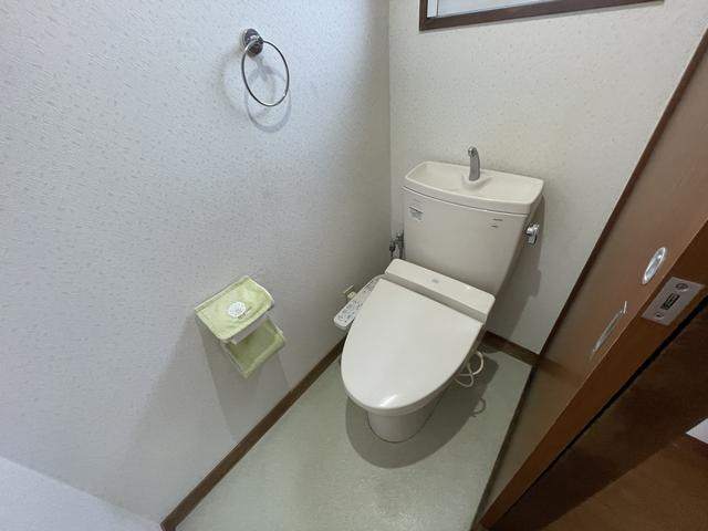 トイレ　温水暖房便座です