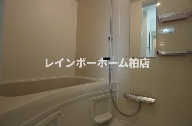 バス・シャワールーム　落ち着いた空間のお風呂です