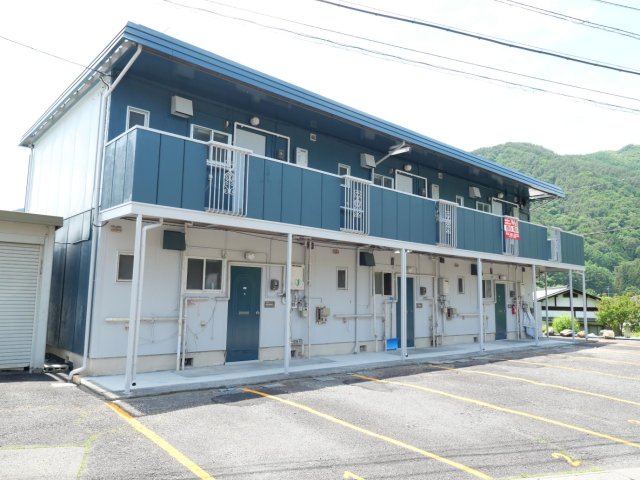 建物外観　外壁塗装済みで綺麗です。駐車場２台駐車可能！