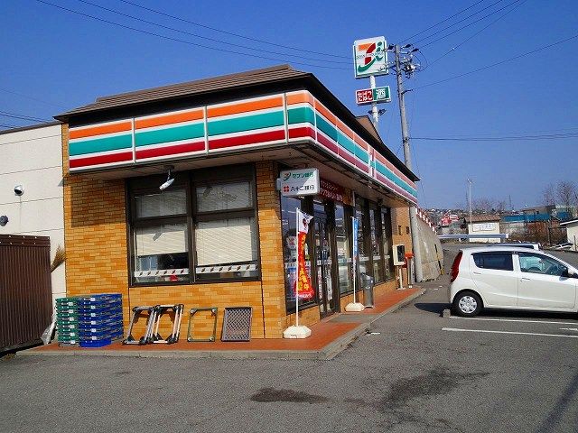 コンビニ　セブン・イレブン（コンビニ）まで370m