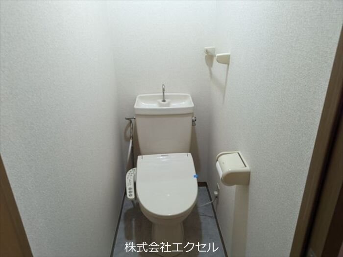 トイレ　同建物別室の写真です。