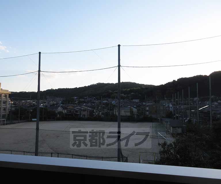 眺望　中学校のグランドが見えます。