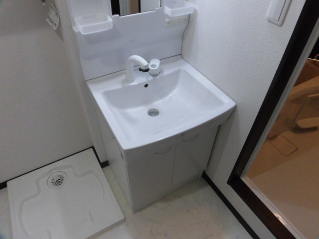 洗面設備　シャンプードレッサー付きの洗面台です。
