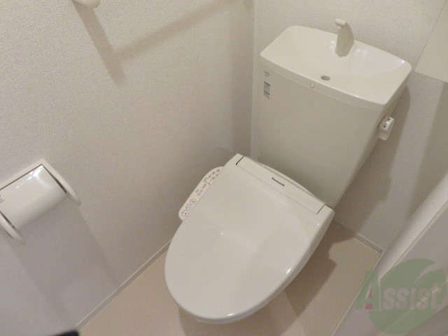 トイレ　ウォシュレット機能がついたトイレです。安心して使用できますね