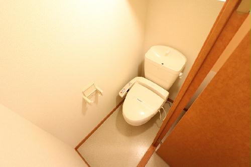 トイレ　温水洗浄便座付きトイレにより快適です。