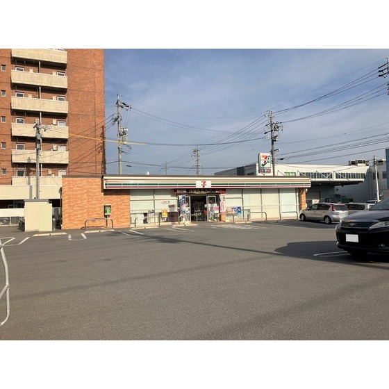 コンビニ　セブンイレブン長野中御所３丁目店（コンビニ）まで670m