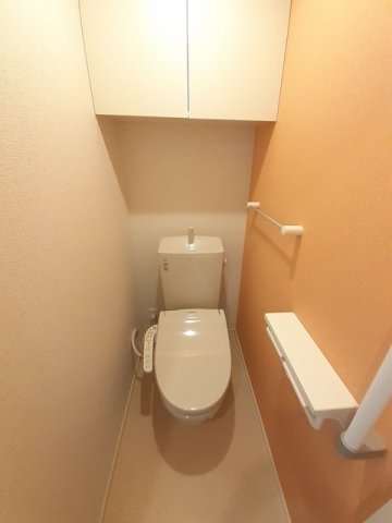 トイレ　落ち着いた色調のトイレです
