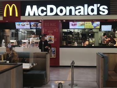 飲食店　マクドナルド大森イトーヨーカドー店（飲食店）まで293m