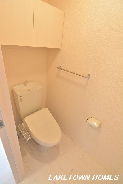 トイレ　上部に収納のある温水洗浄便座付のトイレです。