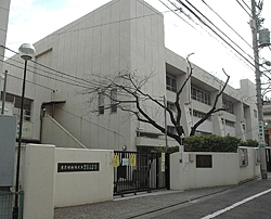 小学校　新宿区立鶴巻小学校（小学校）まで508m