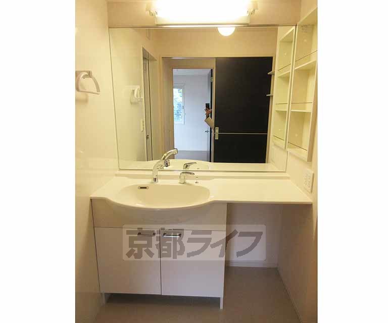 洗面設備　大きな鏡の付いた洗面台です