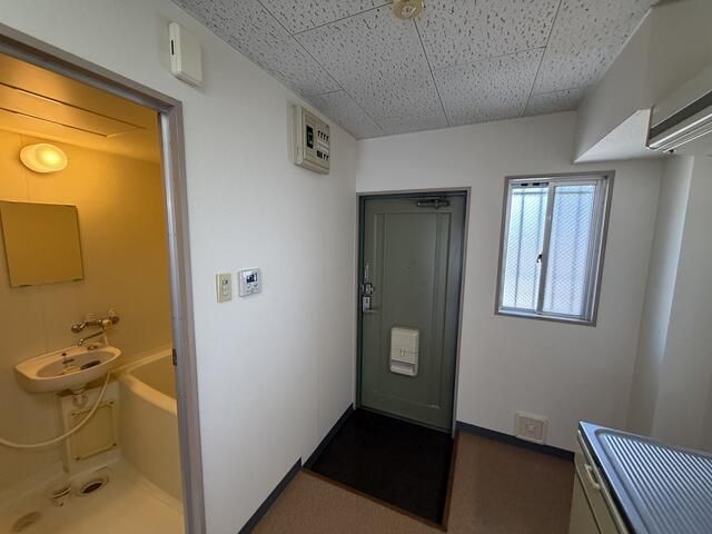 玄関　※別部屋参考写真