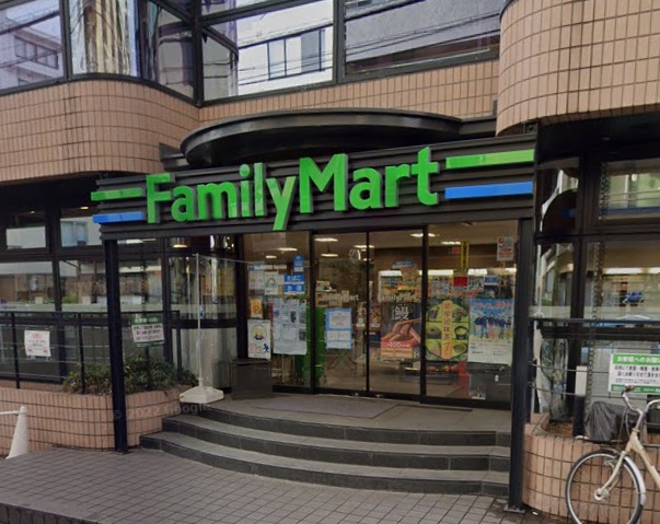 コンビニ　ファミリーマート 南青山四丁目店（コンビニ）まで119m