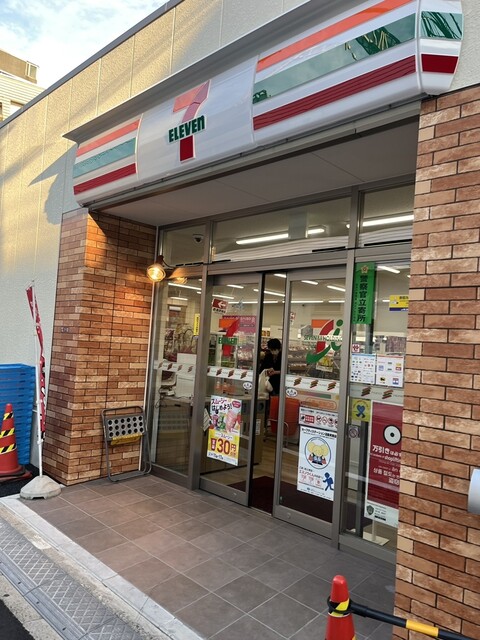 コンビニ　セブンイレブン 八幡山駅南口店（コンビニ）まで184m