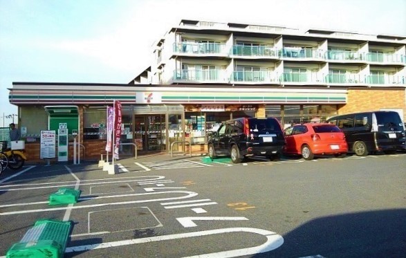 コンビニ　セブンイレブン（コンビニ）まで550m