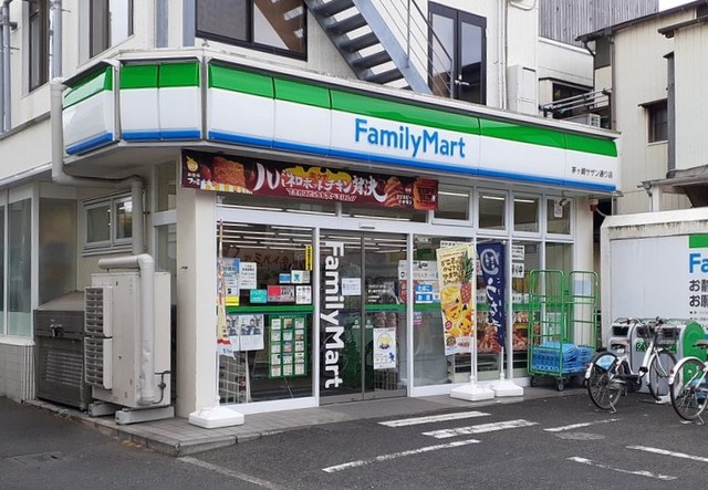 コンビニ　ファミリーマート（コンビニ）まで1100m