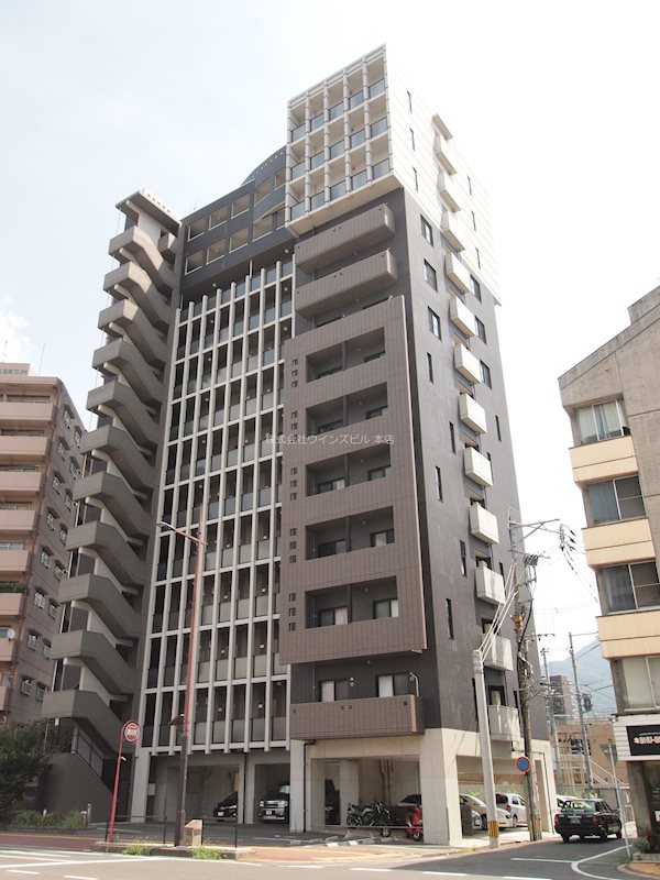 建物外観　白を基調としたお洒落な空間です。
