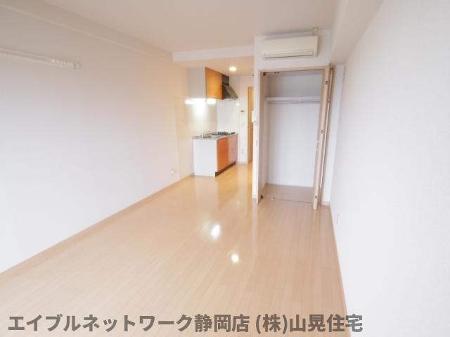 居室・リビング　こちらのリビングで趣味の時間をお楽しみください