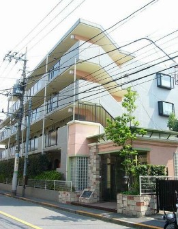 建物外観　鉄筋コンクリート造のがっちりとした建物。