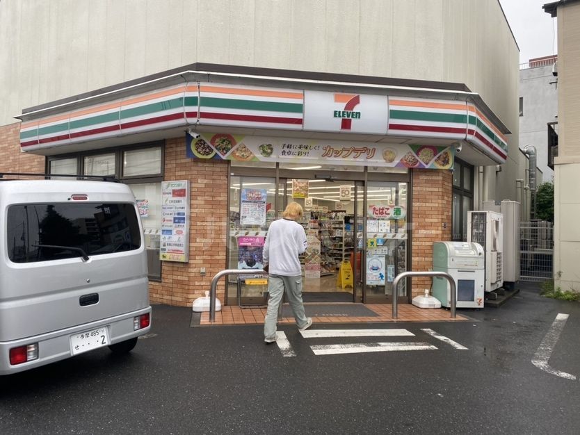 コンビニ　セブンイレブン東山町（コンビニ）まで300m