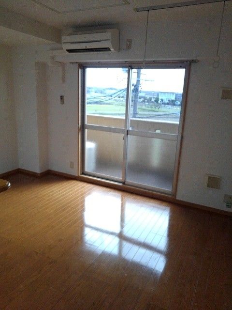 メゾンまえはたIIIの居間写真