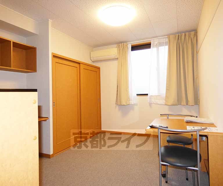レオパレスヴィルヌーブ醍醐の居間写真