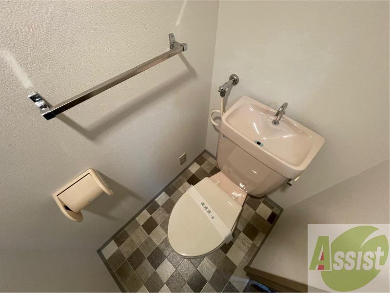 トイレ　トイレです。タオル掛けもついて便利ですね