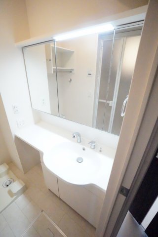洗面設備　※同物件・反転タイプの写真です。