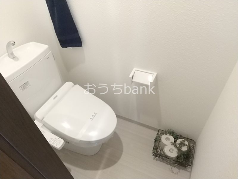 トイレ　清潔感のある洋式トイレは温水洗浄便座がついてます。