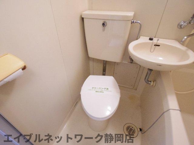 トイレ　落ち着いた色調のトイレです