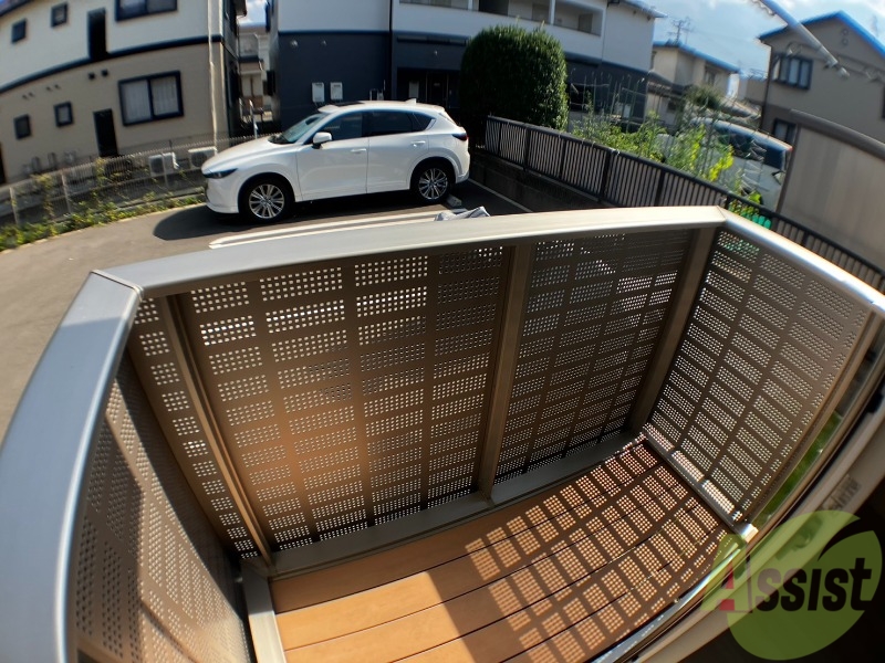 バルコニー　バルコニーは洗濯物を干すのに十分な広さがありますね。
