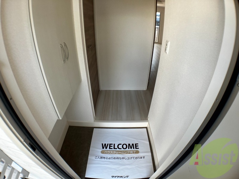 玄関　玄関からの様子です。すぐ部屋が見えないのは安心ですね。