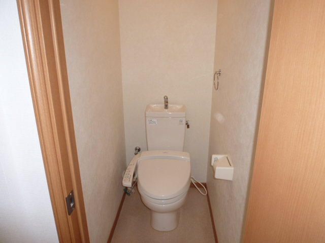 トイレ　同物件、別タイプの部屋の写真です