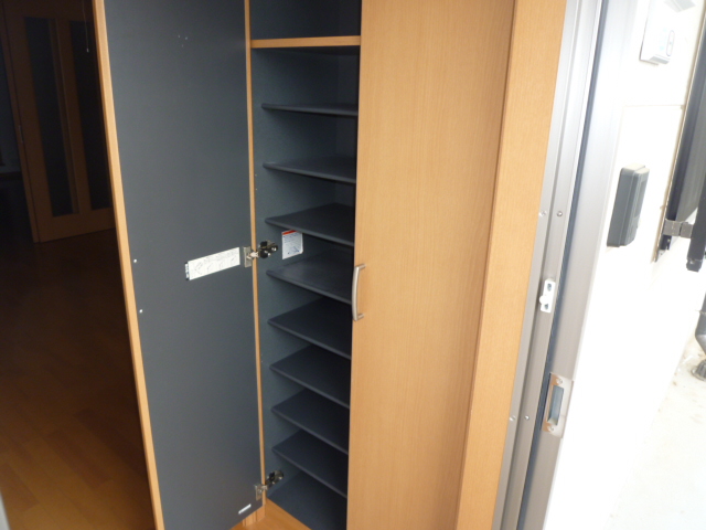 玄関　同物件、別タイプの部屋の写真です