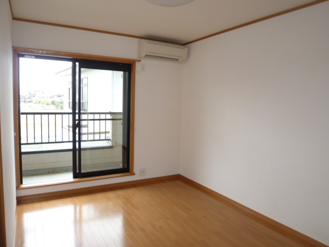 居室・リビング　同物件、別タイプの部屋の写真です