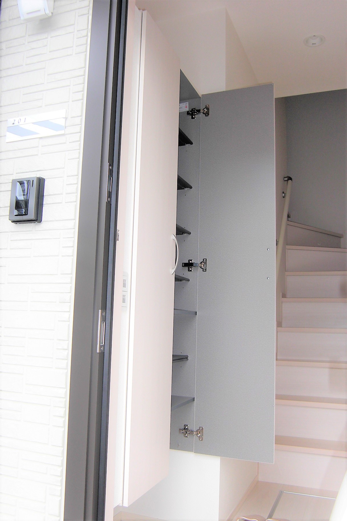 玄関　全身鏡つきシューズボックスです！