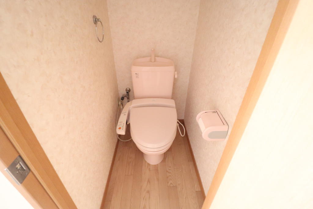 トイレ　温水洗浄便座付きです！