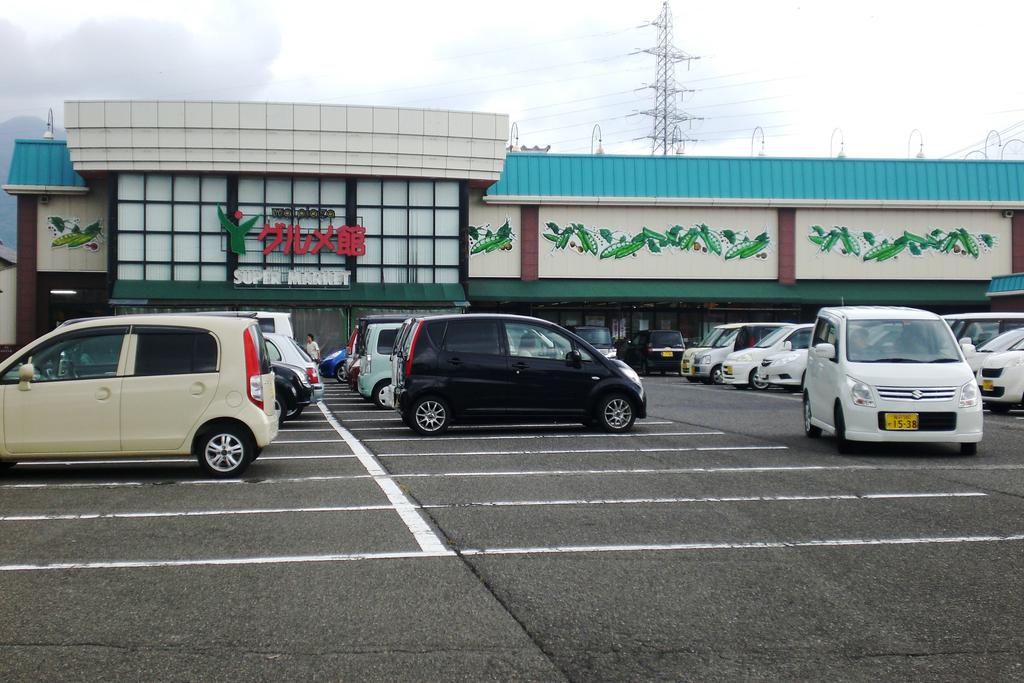 スーパー　ワイプラザグルメ館敦賀店（スーパー）まで593m