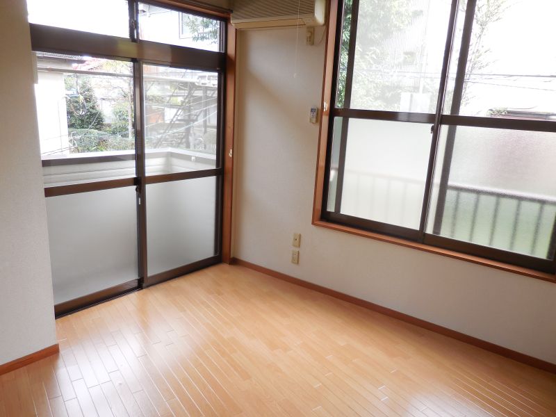 その他部屋・スペース　二面採光の洋室