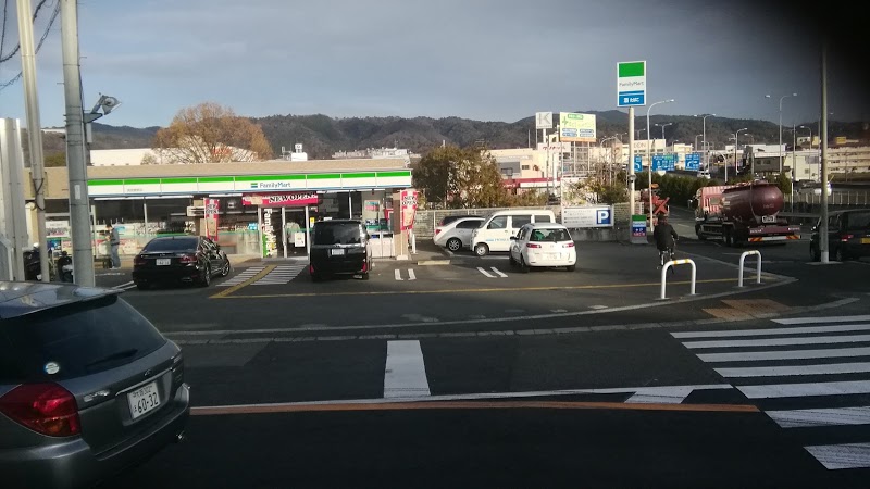 コンビニ　ファミリーマート箕面萱野店（コンビニ）まで1112m