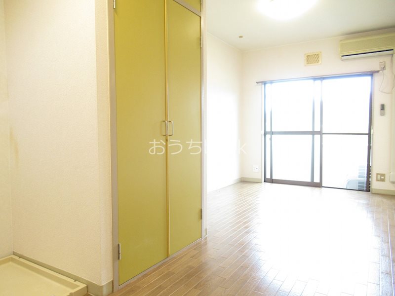 居室・リビング　南向きの陽当たりの良い室内は家具の配置も楽しめそうです。