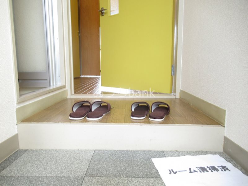 玄関　明るい雰囲気の玄関スペースです。