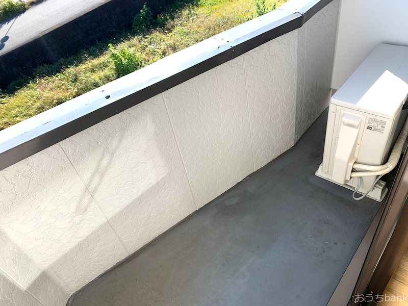 バルコニー　南向きのベランダで洗濯物もよく乾きそうです。