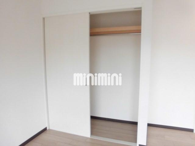 収納　クローゼットには、上段に棚もあり収納性アップ。