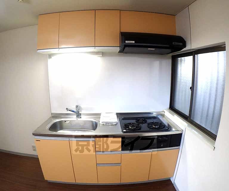 キッチン　三口ガスコンロ付いてます