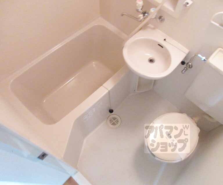 バス・シャワールーム　お風呂、洗面台、トイレの３点セットです