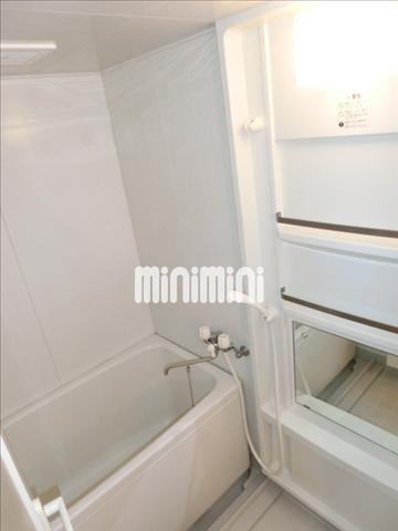 バス・シャワールーム　収納棚が付いた浴室