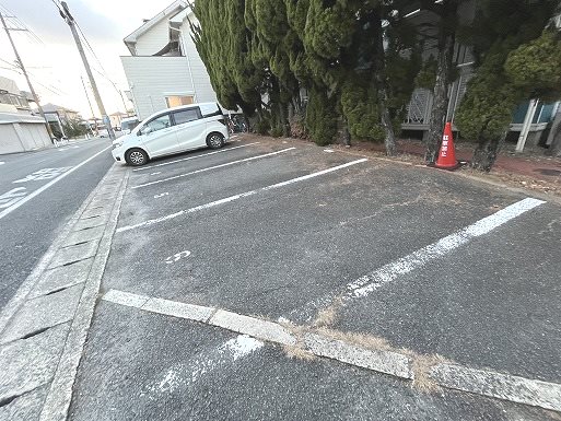 【城陽市富野のアパートの駐車場】